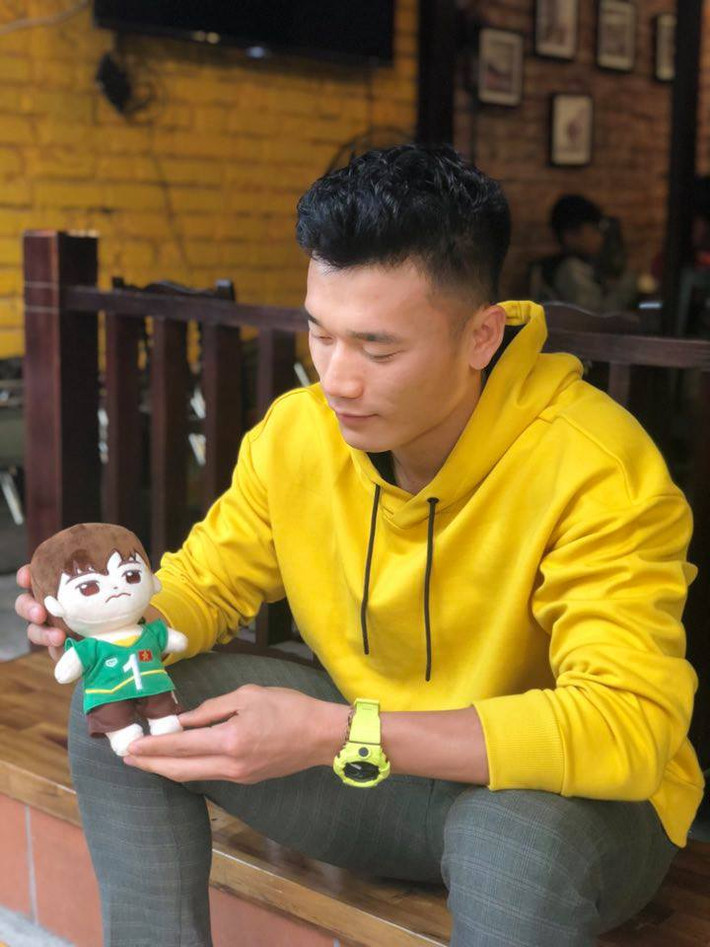 Trang phục đời thường của Tiến Dũng chỉ đơn giản là áo thun và quần âu.