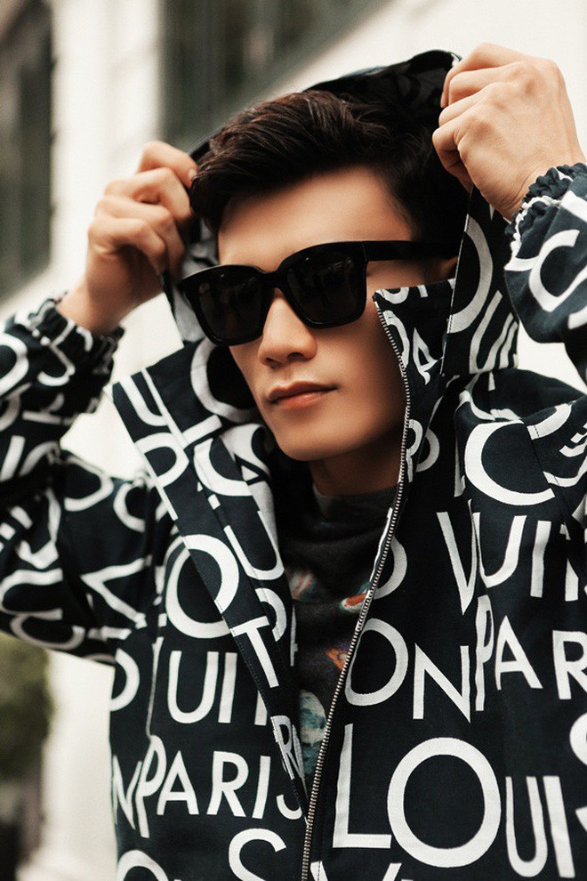 Áo sweater và áo khoác của Bùi Tiến Dũng được “bóc giá” lần lượt 24 triệu và 58 triệu đồng.