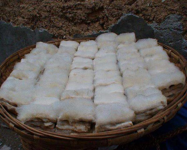 Quá trình sản xuất đậu phụ lông cũng cần phải thận trọng, chỉ cần một chút sơ suất, đậu phụ sẽ hỏng ngay.