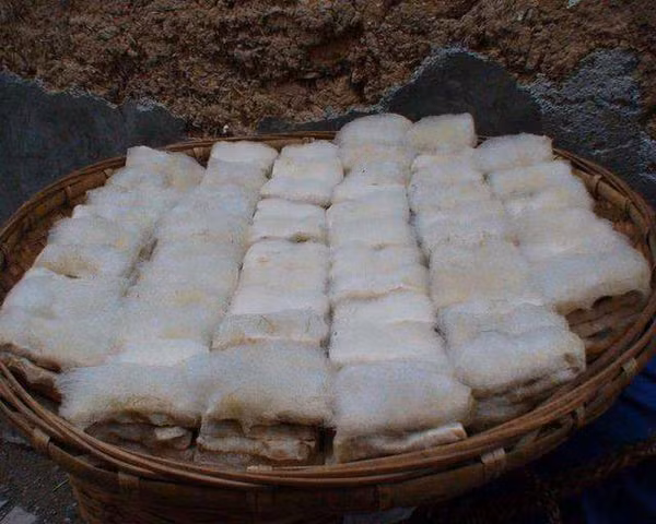 Quá trình sản xuất đậu phụ lông cũng cần phải thận trọng, chỉ cần một chút sơ suất, đậu phụ sẽ hỏng ngay.