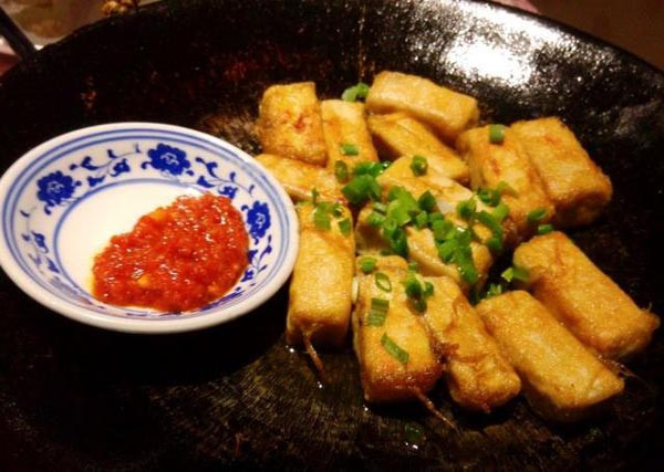 Dù có một thứ mùi khó ngửi nhưng đậu phụ lông không những không độc mà còn có giá trị dinh dưỡng rất cao. Theo các chuyên gia dinh dưỡng, món ăn này có hàm lượng vitamin B2 và B12 rất cao, giúp phòng tránh bệnh mất trí nhớ ở người già.