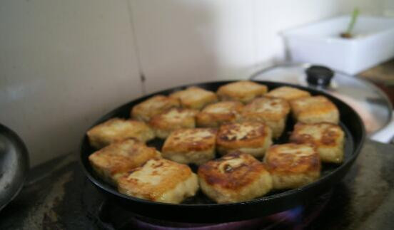 Thực phẩm này còn chứa lượng canxi phong phú. Chưa kể, các chất protein trong đậu phụ lông sau khi lên men chuyển hóa thành các loại axit amin, có tác dụng tăng cảm giác thèm ăn, hỗ trợ tiêu hóa.