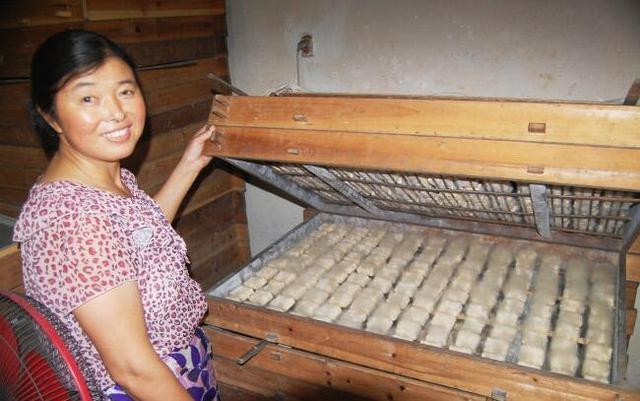 Sau khi lên men thành công, có rất nhiều cách chế biến những miếng đậu phụ thành phẩm này như chiên, xào, ăn tươi với gia vị.