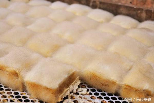 Đậu phụ lông với hương vị và mùi thơm đặc biệt nhanh chóng trở thành món ngon được người dân Trung Quốc tìm mua rất nhiều.