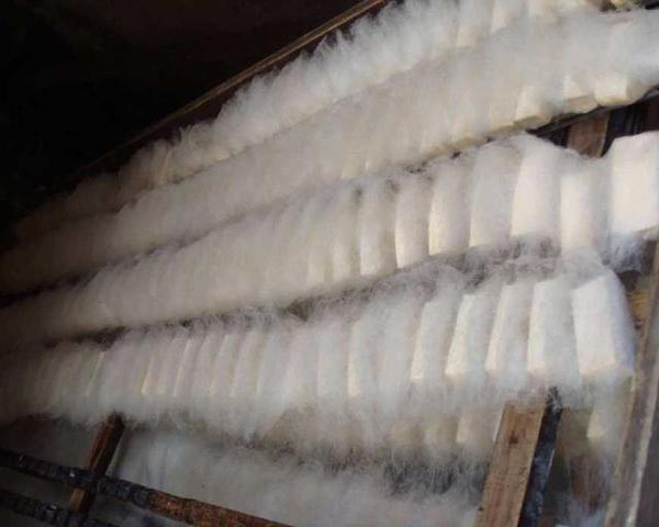 Việc kiểm soát thời gian, nhiệt độ, độ ẩm là chìa khóa để tạo nên lớp lông đặc biệt trên miếng đậu. Quá trình làm đậu phụ lông được chia làm 6 bước: chọn lọc nguyên liệu thô, xay nhuyễn, lọc, nấu, làm đông, ủ.