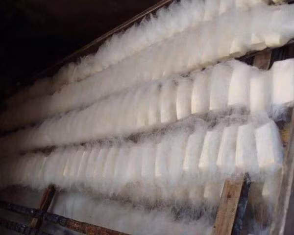 Việc kiểm soát thời gian, nhiệt độ, độ ẩm là chìa khóa để tạo nên lớp lông đặc biệt trên miếng đậu. Quá trình làm đậu phụ lông được chia làm 6 bước: chọn lọc nguyên liệu thô, xay nhuyễn, lọc, nấu, làm đông, ủ.