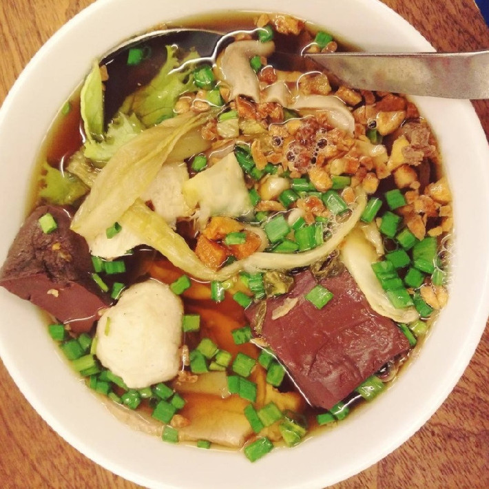 Hủ tiếu hồ cũng là món ăn truyền thống của người Hoa, có biệt danh là bánh canh của người Tiều. Hủ tiếu hồ khác so với những loại hủ tiếu khác ở chỗ những miếng bột mỏng hình vuông, trắng đục, ăn cùng với lòng heo, cải chua. 