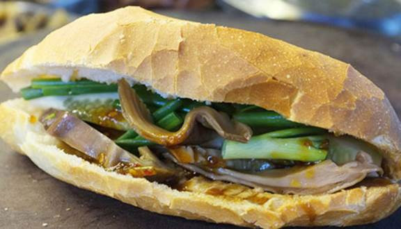 Bánh mì phá lấu là một trong những món người Hoa được yêu thích. Thành phần chính của phá lấu là bao tử, ruột non, phổi, gan, tim, nước cốt dừa. Phá lấu thường ăn kèm cùng bánh mì.