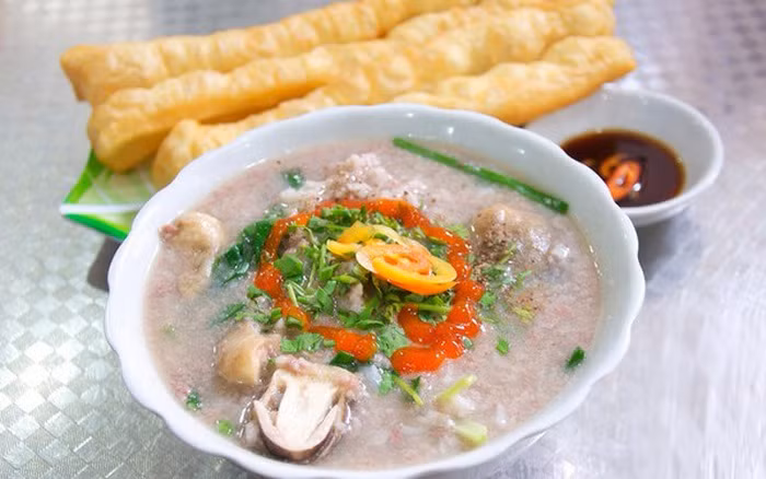 Cháo tiều đến Sài Gòn khi người Triều Châu di cư vào nước ta. Món ăn gồm có cháo trắng, phổi, tim gan, cật, nấm, mực tươi và hành.