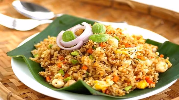 Cơm chiên Dương Châu là món ăn lâu đời của Trung Quốc. Nguyên liệu để làm món ăn này thường có cơm tẻ, lạp xưởng, chả lụa, trứng và một số loại rau củ khác, tùy theo khẩu vị.