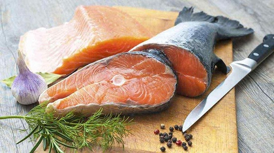 Cá béo như cá hồi, cá mòi, cá ngừ và cá hồi rất giàu axit béo omega-3, giúp giảm viêm và cải thiện mức độ mỡ trong gan. Đây chính là thực phẩm giúp ngăn ngừa bệnh gan nhiễm mỡ.