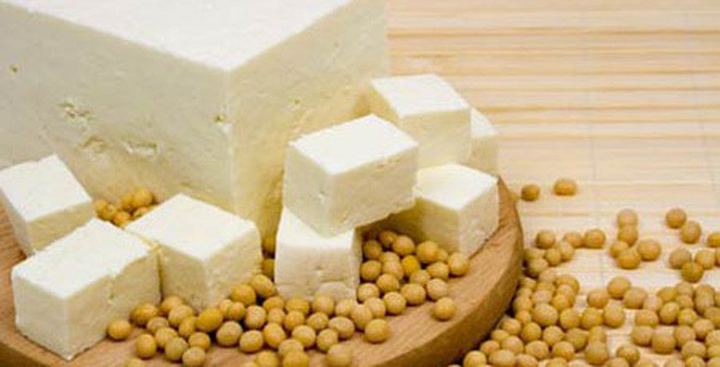 Đậu hũ là một thực phẩm có thể làm giảm sự tích tụ chất béo trong gan. Nó có ít chất béo, giàu protein và chứa nhiều canxi, vitamin A, sắt và magiê. Ăn đậu phụ sẽ làm giảm nguy cơ mắc bệnh gan nhiễm mỡ và cũng sẽ giúp điều trị bệnh.