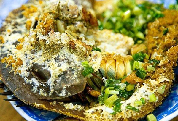 Sam biển Gò Công: Thiên nhiên ưu đãi ban cho vùng biển Gò Công, Tiền Giang nhiều thủy hải sản ngon như tôm, cá,... nhưng ngon nhất vẫn là sam biển. Nếu bạn có dịp về Tiền Giang chơi, đặc biệt trong dịp du lịch lễ 2 tháng 9 thì không nên từ chối món sam biển. Sam làm được rất nhiều món ngon như súp sam, sam xào miến, lẩu xam, tiết canh sam, gỏi sam,…