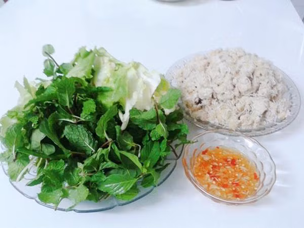 Chuối quết dừa: Chuối quết dừa là món ăn vặt ở Tiền Giang có vị khá lạ miệng. Mùi vị giản dị, ngọt ngào, thơm bùi, dùng với nước chấm chua ngọt pha từ nước mắm chanh, tỏi, ớt hiểm, nước cốt dừa. Món ăn vừa béo bùi vị dừa nạo, ăn kèm bánh tráng, các loại rau vườn và nước chấm tạo nên mùi vị là lạ, vừa mặn vừa ngọt vừa cay thơm.