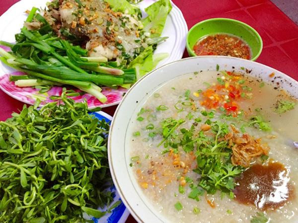 Cháo cá lóc rau đắng: Xuôi xuống Tiền Giang, thăm thú cảnh đẹp nơi đây và ghé vào một quán cháo cá lóc bất kì, du khách sẽ được húp trọn hương vị đồng ruộng sông nước trong một tô cháo. Một tô đầy ắp thịt cá lóc đồng chắc ngọt, cháo gạo rang thơm dẻo và rau đắng tươi xanh chắc chắn sẽ khiến bạn nhớ mãi không quên.