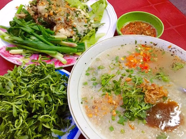 Cháo cá lóc rau đắng: Xuôi xuống Tiền Giang, thăm thú cảnh đẹp nơi đây và ghé vào một quán cháo cá lóc bất kì, du khách sẽ được húp trọn hương vị đồng ruộng sông nước trong một tô cháo. Một tô đầy ắp thịt cá lóc đồng chắc ngọt, cháo gạo rang thơm dẻo và rau đắng tươi xanh chắc chắn sẽ khiến bạn nhớ mãi không quên.