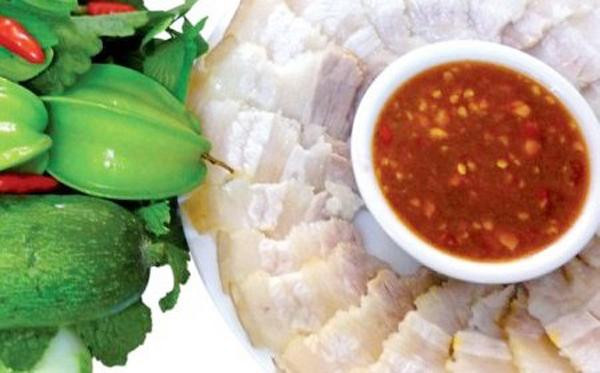 Mắm tôm Gò Công: Mắm tôm Gò Công trước đây từng là món tiến vua trong thời nhà Nguyễn, được làm từ 3 nguyên liệu chính là tôm đất tươi, tỏi và ớt. Mắm tôm Gò Công ngon nhất là ăn với bánh tráng, bún và thịt luộc. Ngoài ra, mắm tôm chà Gò Công được sử dụng như một món ăn chính trong bữa cơm, ăn với cơm dẻo hoặc dùng làm nước chấm. 