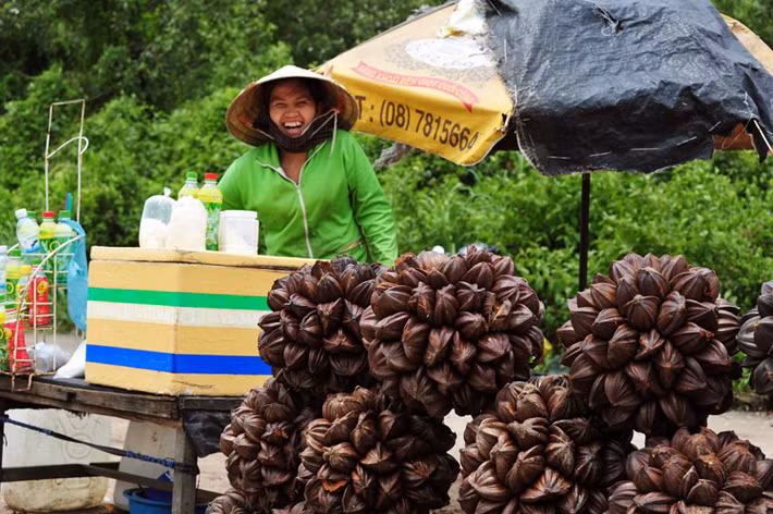 Để có được những miếng dừa tươi ngon, người ta phải dùng dao chẻ đôi quả ra và khéo léo nạo phần cơm bên trong rồi rửa sạch.