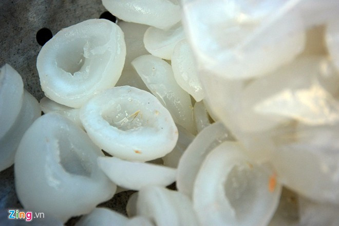 Cầu kỳ hơn, người miền Tây còn dùng cùi dừa nước để nấu chè, làm mứt dẻo, pha chế cocktail,…Ảnh: Zing.