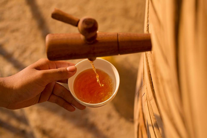 Nước mắm Phú Quốc: Nước mắm Phú Quốc từ lâu đã nổi tiếng cả trong và ngoài nước không chỉ nhờ độ đạm cao, có màu, mùi, vị thơm ngon đặc trưng mà còn bởi truyền thống làm nước mắm lâu đời của người dân nơi đây.