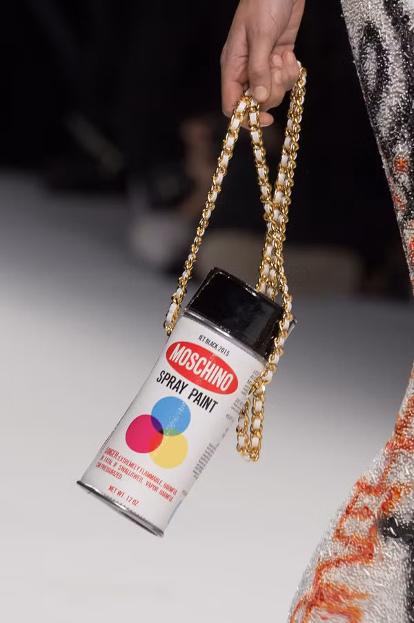 Moschino còn sáng tạo ra dòng túi mô phỏng bình sơn xịt để vẽ trên tường.