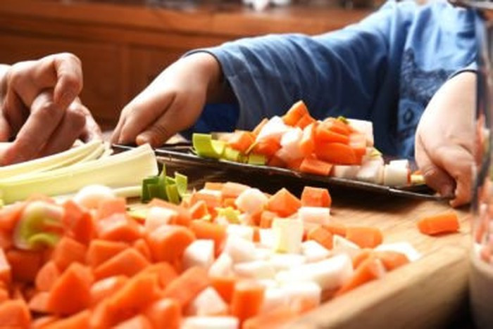 Người Nhật duy trì lối sống gia đình lành mạnh bằng cách khuyến khích cả nhà thường xuyên dùng bữa cùng với nhau. Thực phẩm lành mạnh, cảm giác ngon miệng và sự vui vẻ rất tốt cho sự phát triển của trẻ nhỏ.