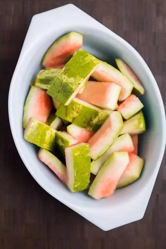 Cùi vỏ dưa hấu cũng chứa rất nhiều chất dinh dưỡng, vitamin C, acid amin. Nếu khéo tay và biết cách, bạn sẽ có thể chế biến được một số món ngon từ cùi vỏ dưa hấu.