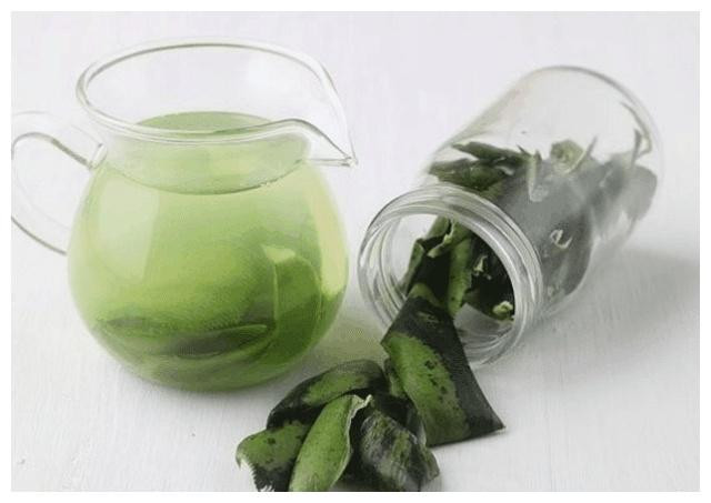 3. Trà vỏ dưa: Thông thường mọi người chỉ uống trà xanh, trà sen… mà ít khi biết đến vỏ dưa hấu cũng được dùng như một loại trà giải nhiệt hiệu quả vào mùa hè. Vỏ dưa hấu đem phơi khô, sau đó pha thành trà như bình thường.