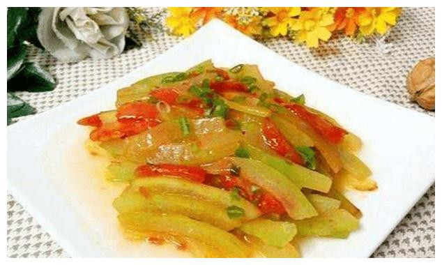 4. Cùi dưa hấu xào chua ngọt: Tương tự món này cũng chỉ lấy phần thịt trắng, sau đó cắt lát mỏng xào chung với thịt heo hoặc thịt bò.