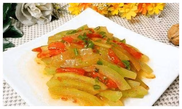 4. Cùi dưa hấu xào chua ngọt: Tương tự món này cũng chỉ lấy phần thịt trắng, sau đó cắt lát mỏng xào chung với thịt heo hoặc thịt bò.