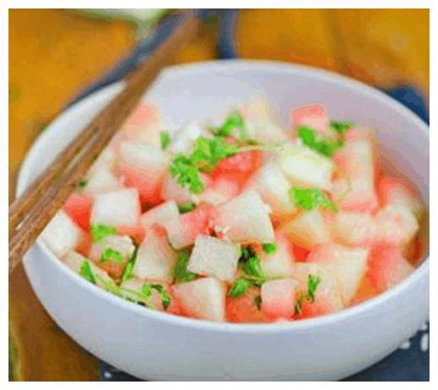 2. Salad cùi dưa hấu: Vỏ dưa chỉ lấy phần thịt trắng, cắt khúc nhỏ, ngâm nước muối để 15 phút rồi vớt ra rửa sạch, tiếp tục trộn với gia vị, để trong ngăn mát tầm 30 phút trước khi lấy ra ăn, có thể ăn kèm với các loại rau xanh khác.