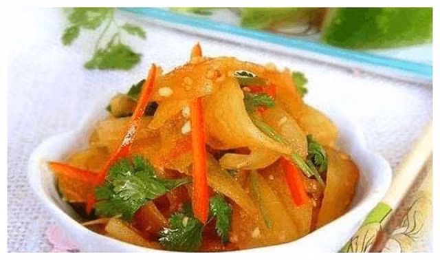 1. Nộm vỏ dưa hấu: Sau khi ăn phần thịt đỏ và loại bỏ lớp vỏ xanh bên ngoài, thái lát mỏng phần thịt trắng sau đó trộn với muối, giấm, ớt đỏ và nêm gia vị vừa ăn. Món này ăn có vị hơi cay nhưng rất lạ miệng, không hề đắng mà chua ngọt vừa miệng.