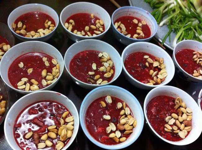 Tiết canh: Ăn tiết canh lợn cũng là một trong những món ăn dễ gây nhiễm giun sán. Món ăn này được chế biến từ máu và các loại nội tạng của động vật mà không qua xử lý nhiệt nên gây ra nguy cơ mắc bệnh về tiêu hoá, giun sán hay viêm não.