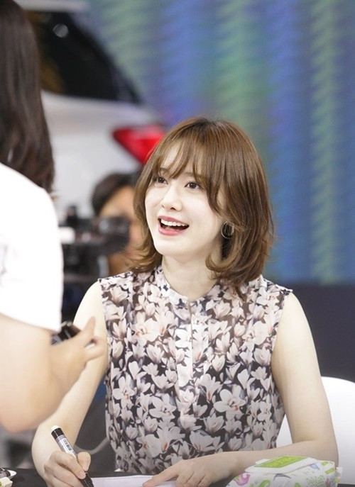 Nữ chính "Vườn sao băng" khá ưa chuộng những kiểu đầm hoa sắc màu.