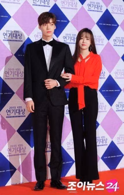 Nữ diễn viên này lớn tuổi hơn chồng nhưng hai người dường như không có nhiều cách biệt về tuổi tác.