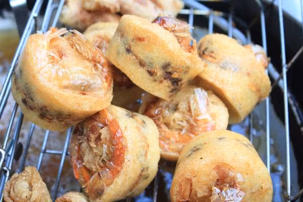 Bánh cống Cần Thơ: Là một món ăn dân dã, rẻ và ngon, nếu ai đã một lần ăn thì không dễ quên được hương vị của bánh cống. Người Cần Thơ thường xem bánh cống như là thứ quà vặt nên chỉ ăn vào buổi chiều hay tối, từ sau 4 giờ chiều. 