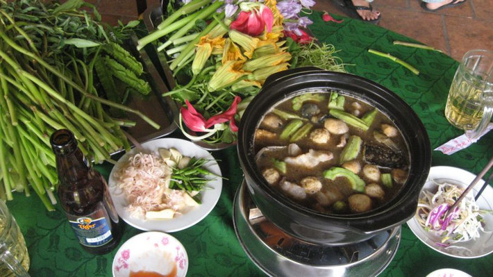 Nồi lẩu bần thơm ngon với các nguyên liệu phong phú và hấp dẫn như cá basa, cá diêu hồng, cá ngát… cùng các loại rau quen thuộc với người miền Tây cùng màu sắc bắt mắt khiến du khách nếu đã thưởng thức qua một lần sẽ khó có thể nào quên.