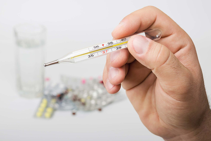 Sốt: Sốt cho thấy cơ thể đang bị nhiễm trùng. Tuy nhiên, nếu sốt kéo dài mà không thể giải thích được nguyên nhân, đó có thể là biểu hiện của ung thư máu hay nhiều loại ung thư khác.