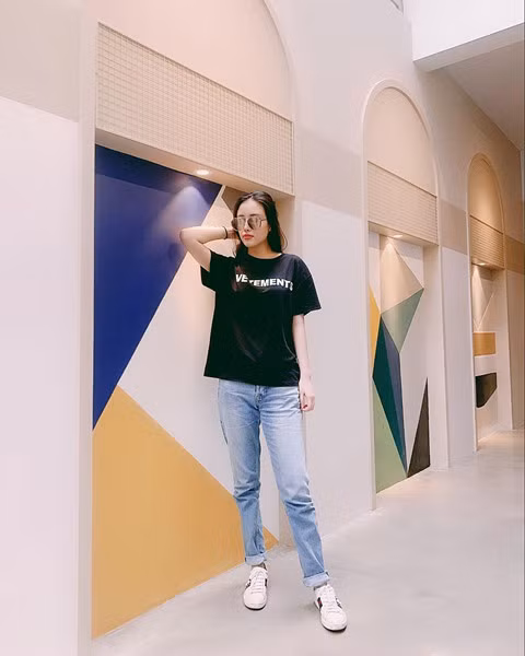 Thỉnh thoảng, em gái Mai Phương Thúy thay đổi phong cách với jean và áo thun năng động. Ảnh: FBNV.