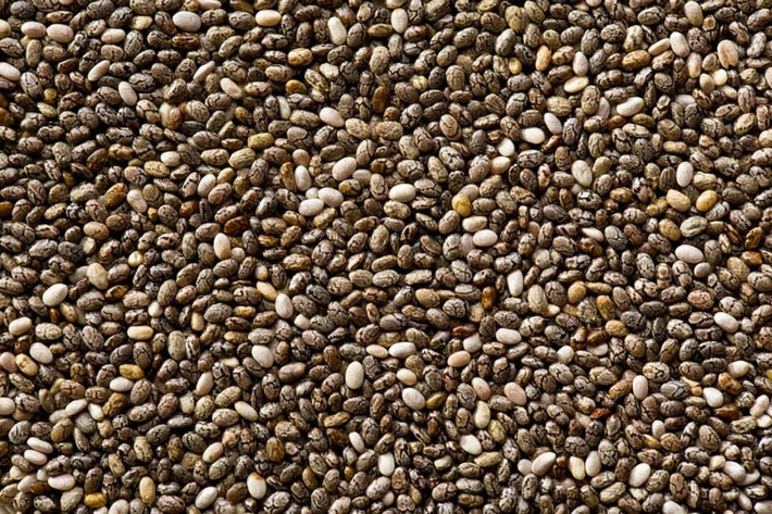 Hạt chia: Loại hạt này chứa ít carbohydrate và chứa nhiều chất xơ, axit béo omega-3 và protein. Một số nghiên cứu cho thấy hạt chia cũng có thể giúp kiểm soát lượng đường trong máu và thúc đẩy tiêu hóa khỏe mạnh và trái tim khỏe mạnh.