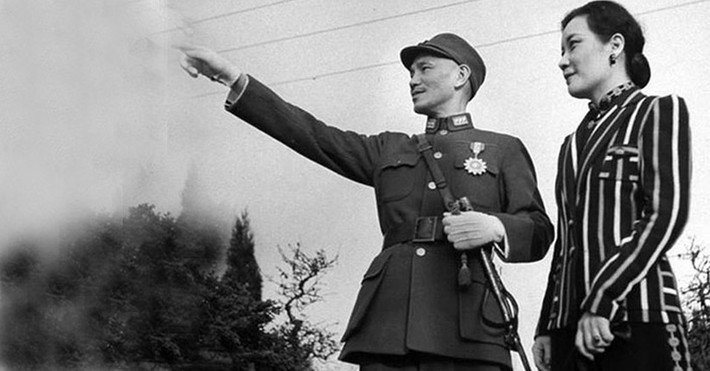 Tiếp đến, Lý Phẩm Tiên gửi cho Tưởng Giới Thạch viên ngọc xanh, 2 chiếc bát cổ làm bằng vàng và 2 chiếc bát bạc. Khi có trong tay những cổ vật quý giá này, Tưởng Giới Thạch bỏ qua chuyện phạm pháp của Lý Phẩm Tiên.