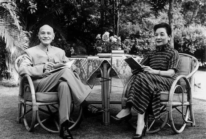 Tôn Điện Anh đem tặng chuỗi hạt ngọc to đính trên mũ phượng của Từ Hy Thái Hậu cho Tống Mỹ Linh. Trong khi đó, gã dâng tặng Tưởng Giới Thạch thanh bảo kiếm Cửu Long huyền thoại của hoàng đế Càn Long. Sau khi nhận được báu vật quý giá đó, Tưởng Giới Thạch đã ra lệnh cấp dưới điều tra vụ án trộm mộ và tuyên bố Tôn Điện Anh vô tội.