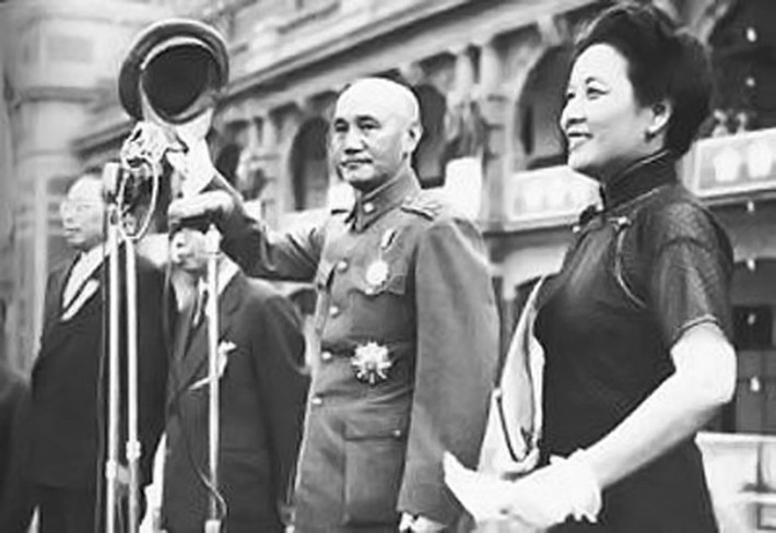 Việc Tưởng Giới Thạch nhận hối lộ bằng các cổ vật được nhiều người biết đến. Một trường hợp nổi tiếng là ông nhận hối lộ "khủng" từ Tôn Điện Anh. Vào năm 1928, Tôn Điện Anh lấy cớ đóng quân tại vùng Mã Thân Kiều, huyện Kế, tỉnh Hà Bắc (nay thuộc địa giới hành chính thành phố Thiên Tân) để đưa một nhóm vào Thanh Đông lăng vơ vét báu vật tại nơi yên nghỉ của vua chúa nhà Thanh.