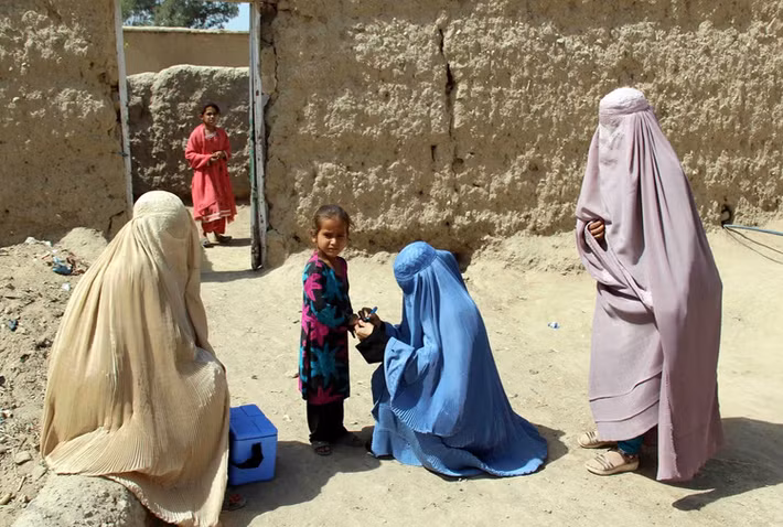 Các tay súng Taliban đến liên tục 3 lần trong 3 ngày và yêu cầu Manizha nấu ăn. Đến lần thứ 4 Taliban gõ cửa, bà Najia trả lời là không còn gì để nấu ăn. Chỉ vì điều ấy, các tay súng đánh đập và bắn chết bà Najia dù người nhà khóc lóc van xin...