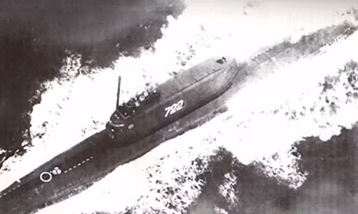 Tàu ngầm K-129 được biên chế vào Hạm đội Thái Bình Dương. Số lượng thành viên thủy thủ đoàn gồm 98 người. Khi hoạt động, tàu ngầm mang theo 3 tên lửa đạn đạo phóng từ tàu ngầm (SMBM) SS-N-5.