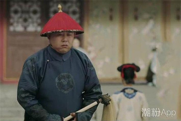 Trong đó, thái giám là những người gần gũi và có nhiều thời gian ở bên cạnh hoàng đế nhất. Nhất cử nhất động của hoàng đế thường có hoạn quan đi theo hầu.