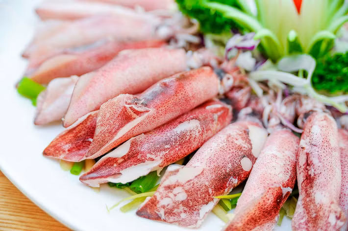 Mực Cát Bà: Thiên nhiên ưu đãi cho vùng biển Cát Hải – Cát Bà khá dồi dào nguồn hải sản, trong đó có mực tươi. Những món ăn chế biến từ mực khá đa dạng như luộc, hấp, nhúng, dấm, xào, chiên giòn. Ở dạng phơi khô lại có món mực khô xé tay chấm tương ớt ngọt ngọt cay cay hấp dẫn. Ảnh: Internet.