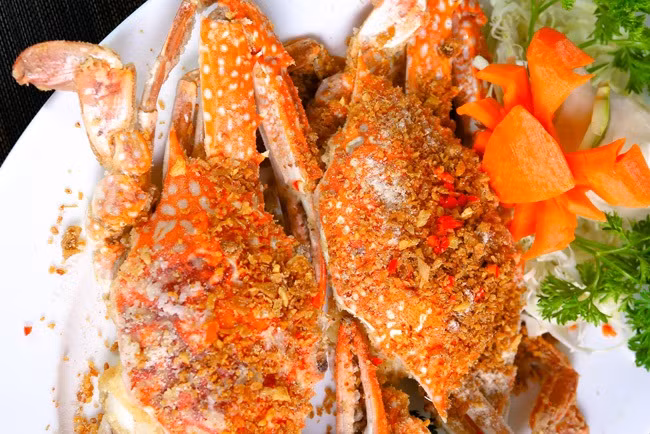Ghẹ biển ở Cát Bà chắc thịt và ngọt. Ghẹ xanh có mai và càng màu xanh lơ, lốm đốm trắng, chọn ghẹ phải chọn những con chắc, to bằng bàn tay người lớn và khi ấn và yếm thì không bị lún xuống. Hai món thông dụng được chế biến đó là ghẹ hấp và ghẹ nướng.