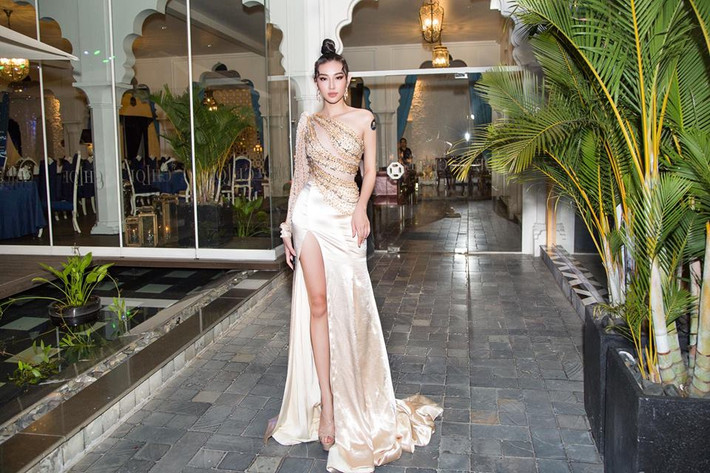 Người đẹp sinh năm 1998 diện đầm lệch vai với đường cắt xẻ cao khoe chân dài nuột nà.