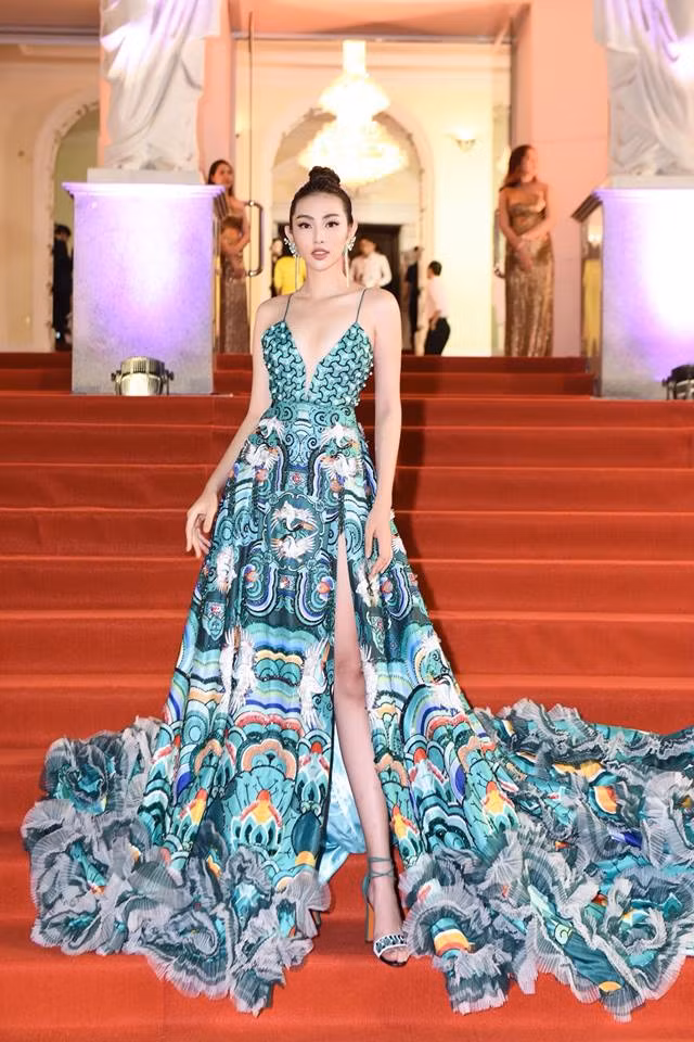 Người đẹp Thùy Tiên tỏa sáng trên thảm đỏ với chiếc đầm xanh hai dây lộng lẫy.